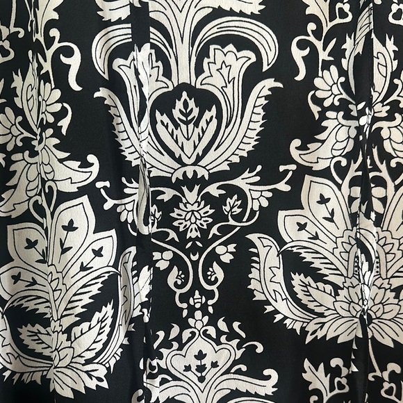 Black‎ and White Patterned Women's Top - Picture 2 of 5